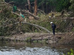 Mientras cae una fuerte lluvia este domingo, el Servicio Meteorológico Nacional advirtió que el río Guadalupe podría elevarse a casi 4.6 metros para esta misma tarde. AP/E. GAY