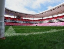 La nueva cancha del Estadio AKRON tendrá el césped Bermuda North Bridge, una variedad desarrollada por la Universidad de Oklahoma, mismo que es aprobado por FIFA. ESPECIAL/X @EstadioAKRON