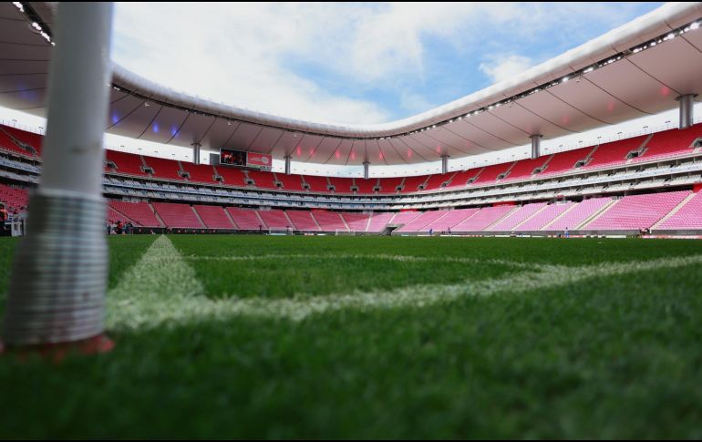 La nueva cancha del Estadio AKRON tendrá el césped Bermuda North Bridge, una variedad desarrollada por la Universidad de Oklahoma, mismo que es aprobado por FIFA. ESPECIAL/X @EstadioAKRON