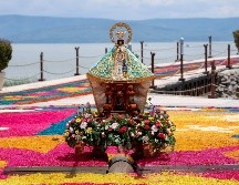 Tras la misa, la multitud abría paso por el malecón para permitir que la Virgen llegara hasta la Isla de Jesús Pescador, donde bendijo el lago. EL INFORMADOR/ H. FIGUEROA.