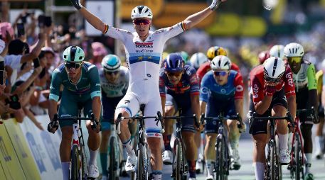 El pelotón del Tour de Francia voló impulsado por los vientos del Loira. AFP