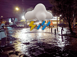 La tormenta de anoche dejó calles inundadas, como en el barrio de Santa Teresita; se espera que hoy el escenario se repita. EL INFORMADOR / O. Álvarez