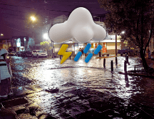 La tormenta de anoche dejó calles inundadas, como en el barrio de Santa Teresita; se espera que hoy el escenario se repita. EL INFORMADOR / O. Álvarez