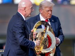 Donald Trump entregó la copa de campeón al capitán del Chelsea, Reece James, quien se sorprendió cuando el presidente estadounidense no abandonó el escenario y se quedó a celebrar con ellos. EFE / ARCHIVO