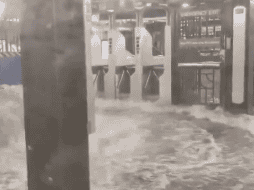 Videos divulgados por usuarios en redes sociales muestran el agua inundando la estación del metro. ESPECIAL