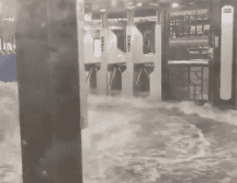 Videos divulgados por usuarios en redes sociales muestran el agua inundando la estación del metro. ESPECIAL
