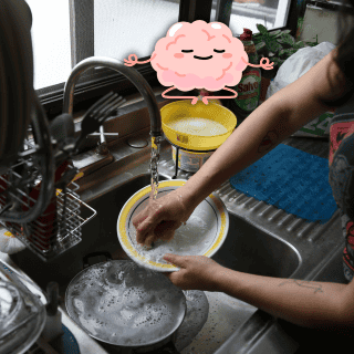 ¿Por qué lavar los trastes resulta terapéutico y baja el estrés?