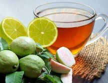 La combinación de las hojas de la guayaba con limón puede incrementar las defensas del cuerpo y favorecer la salud digestiva. ESPECIAL / CANVA