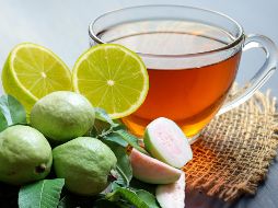 La combinación de las hojas de la guayaba con limón puede incrementar las defensas del cuerpo y favorecer la salud digestiva. ESPECIAL / CANVA