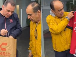 David Medrano, al ver el regalo de su amigo, se mostró sorprendido y emocionado. Instagram/ @cmartinolimx