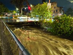 La lluvia desbordó el canal de avenida Patria. X/PCJalisco