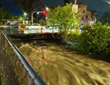 La lluvia desbordó el canal de avenida Patria. X/PCJalisco