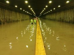 Ante los destrozos, personal operativo realiza labores de atención a la emergencia. ESPECIAL