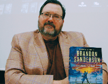 Sanderson, que popularizó la idea de sistemas de 'magia dura' y 'magia blanda', ha creado además el podcast 'Writing Excuses' con el escritor Dan Wels y el dibujante Howard Tayler. EFE / ARCHIVO