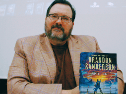 Sanderson, que popularizó la idea de sistemas de 'magia dura' y 'magia blanda', ha creado además el podcast 'Writing Excuses' con el escritor Dan Wels y el dibujante Howard Tayler. EFE / ARCHIVO