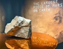 Fotografía que muestra el meteorito más grande de Marte expuesto este 8 de julio de 2025, en la casa de subastas de Sotheby's en Nueva York. EFE/A. Gallego