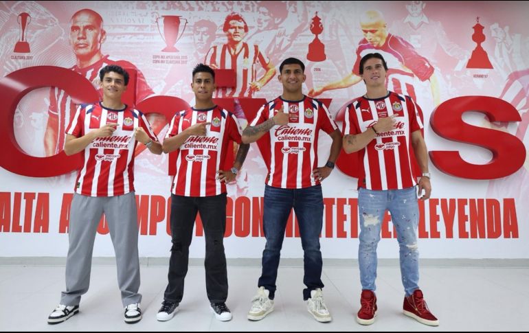 Los cuatro nuevos jugadores rojiblancos trabajarán para devolverle el brillo al escudo. X/Chivas