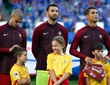 Rui Patricio en medio de Pepe y Cristiano Ronaldo, parte de la mejor Selección portuguesa de la historia. AP/Archivo
