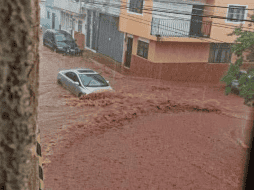 Las grabaciones muestran avenidas principales completamente inundadas, automovilistas atrapados y corrientes de agua que alcanzaron niveles inusuales.ESPECIAL