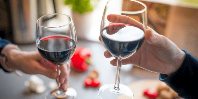 ¿Qué tan saludable es tomar vino tinto?