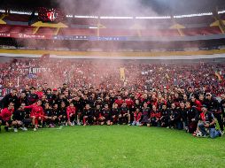 Previo al debut del Atlas ante Cruz Azul ante su gente, la afición del rojinegra se hizo presente en el tradicional “Banderazo”, con un entrenamiento del plantel de la academia en compañía de la afición en la cancha del Estadio Jalisco. CORTESÍA