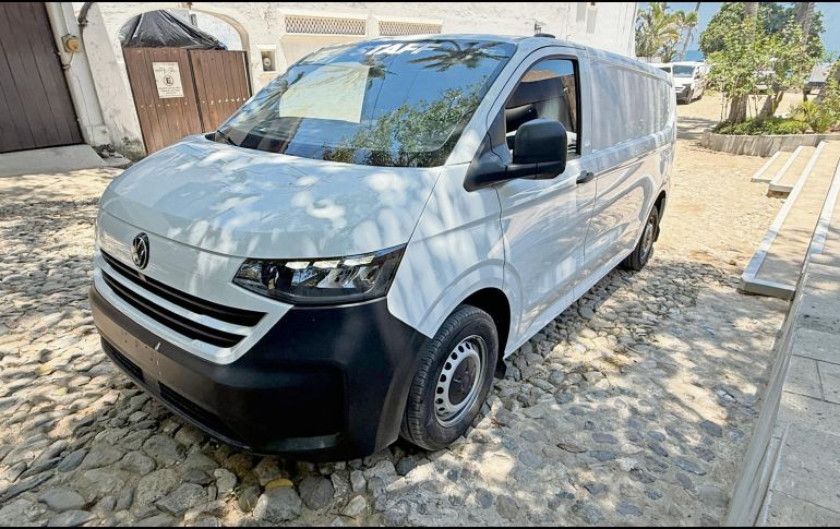 La nueva Transporter 2025 luce un diseño más robusto y moderno, con líneas limpias que refuerzan su carácter funcional y profesional. ESPECIAL