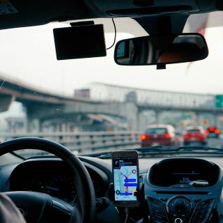 Entre quejas de usuarios, Uber y DiDi superan el parque vehicular de taxis