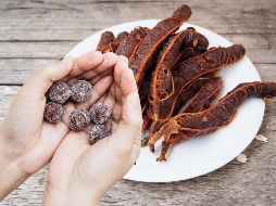 El sabor agridulce del tamarindo, así como su versatilidad, lo convierten en un ingrediente popular para salsas, bebidas, postres y dulces. ESPECIAL / CANVA
