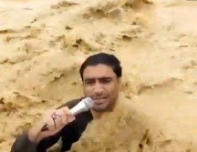En el video, Ali Musa Raza aparece dentro del agua, que le llega hasta el cuello, en el momento en que informa sobre la gravedad de las inundaciones provocadas por el monzón en esa región de Asia. ESPECIAL / X