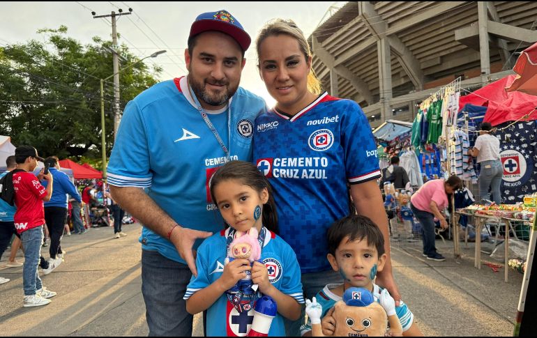 Octavio Ángeles, en compañía de su familia, espera impregnar en sus hijos el cariño por Cruz Azul. EL INFORMADOR.