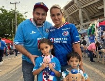 Octavio Ángeles, en compañía de su familia, espera impregnar en sus hijos el cariño por Cruz Azul. EL INFORMADOR.