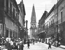 Nada queda ya de los arroyos y de los puentes de piedra, de los conventos y las huertas frutales, de los tranvías arrastrados por mulas, las garitas y las fuentes, las calles empedradas. EL INFORMADOR / ARCHIVO