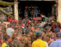El avión F-7 BGI de fabricación china se estrelló en el campus de la Milestone School and College, en el área de Uttara, en la tarde, mientras los alumnos asistían a clases. AP / Al-emrun Garjon