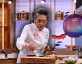 En medio de aplausos y lágrimas, el chef Poncho Cadena la acompañó hasta la salida del foro, reflejando el aprecio que se ganó durante su participación. X/@MasterChefMx 