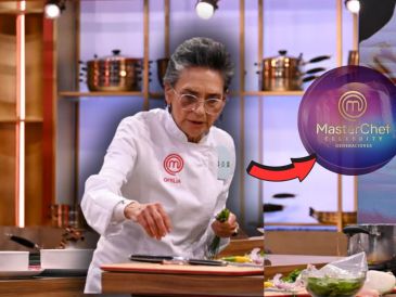 En medio de aplausos y lágrimas, el chef Poncho Cadena la acompañó hasta la salida del foro, reflejando el aprecio que se ganó durante su participación. X/@MasterChefMx 