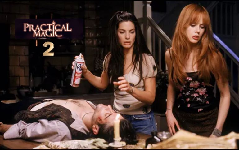 La trama sigue a Sally y Gillian Owens, dos mujeres criadas por sus tías en un pequeño pueblo donde deben enfrentar tanto los prejuicios de su entorno como una antigua maldición familiar que impide a las mujeres de su linaje encontrar el amor verdadero.  ESPECIAL/WARNERBROS