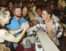 El rockero Ozzy Osbourne saluda a sus fans en Tower Records, en el centro de Manhattan, Nueva York, el 17 de septiembre de 1991, al inaugurar el lanzamiento de su nuevo álbum 