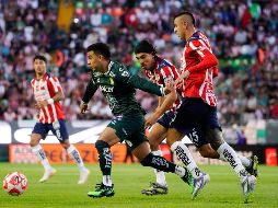 La Comisión de Árbitros reconoció una falla en el uso del VAR durante el encuentro entre León y Chivas. IMAGO7.