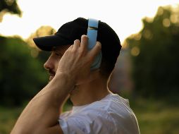 Analizar por qué buscamos acompañar cada momento del día con melodías revela cómo la música influye en nuestro estado de ánimo. Unsplash.