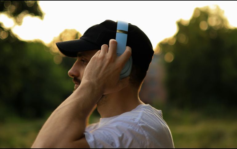 Analizar por qué buscamos acompañar cada momento del día con melodías revela cómo la música influye en nuestro estado de ánimo. Unsplash.