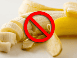 El plátano es una fruta muy nutritiva, pero su consumo en ayunas puede provocar desequilibrios temporales de azúcar y minerales en algunas personas.  CANVA