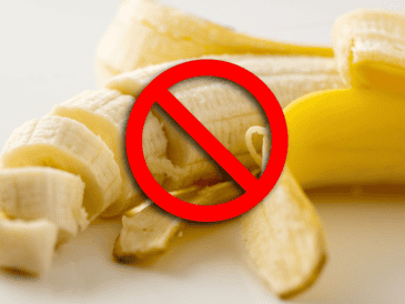 El plátano es una fruta muy nutritiva, pero su consumo en ayunas puede provocar desequilibrios temporales de azúcar y minerales en algunas personas.  CANVA