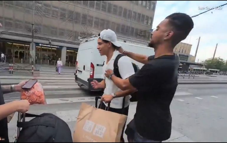 Algunos seguidores cuestionaron la ausencia de intervención de los transeúntes, desatando debates sobre la responsabilidad social en estos casos. ESPECIAL