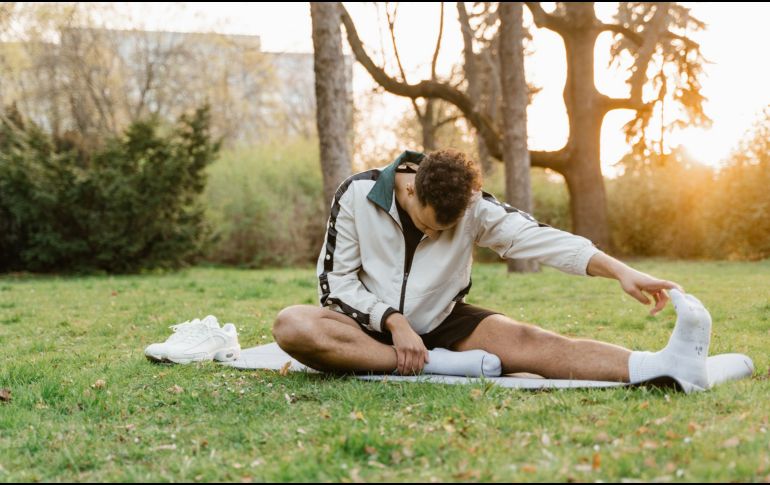 Los especialistas recomiendan empezar con sesiones de 30 segundos y avanzar progresivamente en tiempo o resistencia. CANVA