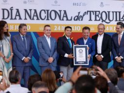 El gobernador, Pablo Lemus, señaló que la industria tequilera seguirá creciendo, por lo que se comprometió a trabajar en coordinación con el Gobierno federal para reducir los aranceles que se cobran en distintos países donde se podrían abrir nuevos mercados. EL INFORMADOR/ H. Figueroa