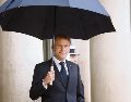 Emmanuel Macron posa previo a su jornada de trabajo en el Palacio del Elíseo en París. EFE