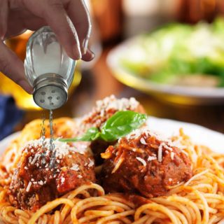 5 tips que pueden quitar lo salado a la comida