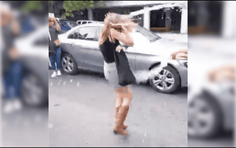 La mujer fue agredida con refrescos y otros objetos que le lanzaron hasta que subió a su auto. ESPECIAL