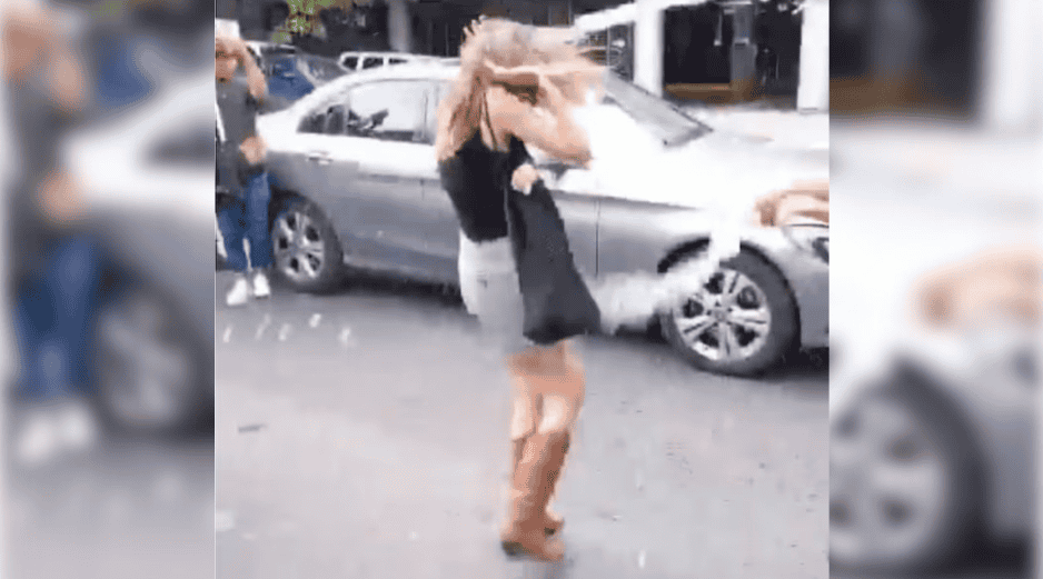 La mujer fue agredida con refrescos y otros objetos que le lanzaron hasta que subió a su auto. ESPECIAL