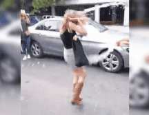 La mujer fue agredida con refrescos y otros objetos que le lanzaron hasta que subió a su auto. ESPECIAL